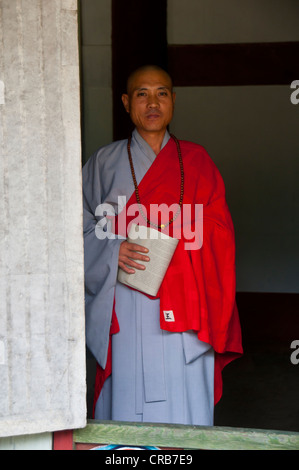 Ältere Mönch an der buddhistischen Pohyon-Tempel auf Mount Myohyang-San, Nord Korea, Asien Stockfoto