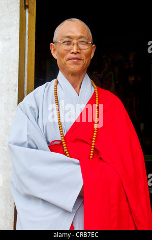 Ältere Mönch an der buddhistischen Pohyon-Tempel auf Mount Myohyang-San, Nord Korea, Asien Stockfoto