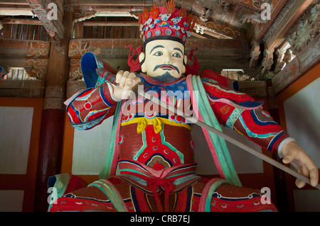 Farbenfrohe Statue im buddhistischen Pohyon-Tempel am Berg Myohyang-San, Nord Korea, Asien Stockfoto