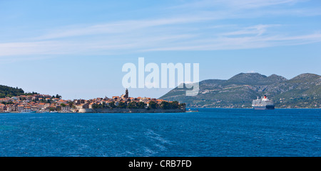 Mit Blick auf die Altstadt von Korcula mit der Queen Victoria Kreuzfahrtschiff auf der rechten Seite, Mitteldalmatien, Dalmatien Stockfoto