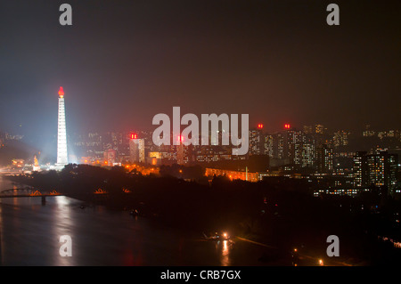 Skyline bei Nacht mit der Juche-Turm, links, Pyongyang, Nordkorea, Asien Stockfoto
