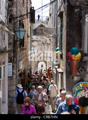 Gasse mit Touristen in die Altstadt von Korcula, Zentral Dalmatien, Dalmatien, Adria, Kroatien, Europa Stockfoto