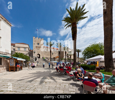 Altstadt von Korcula mit Touristen vor der Burg, Mitteldalmatien, Dalmatien, Adria, Kroatien, Europa Stockfoto