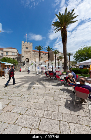 Altstadt von Korcula mit Touristen vor der Burg, Mitteldalmatien, Dalmatien, Adria, Kroatien, Europa Stockfoto