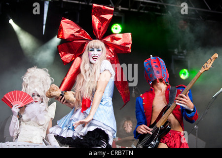 Die deutsche und internationale visual Trash Punk-Band Bonaparte live auf das Heitere Open Air-Musikfestival in Zofingen Stockfoto