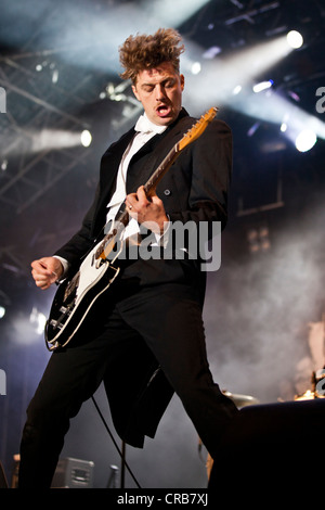 Gitarrist Nicholaus Arson von der schwedischen Band The Hives die live auf dem Heitere Open Air Festival in Zofingen Stockfoto