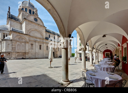 Restaurant in Domplatz in der Kathedrale von St. James, Katedrala Svetog Gjakove, UNESCO-Weltkulturerbe, Sibenik Stockfoto