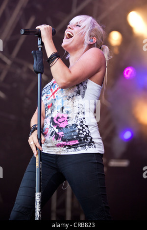 Lead-Sänger Janine "Jini" Meyer von der deutschen pop-Band Luxuslaerm singen live, Heitere Open Air Musikfestival in Zofingen Stockfoto