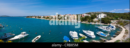 Kleiner Hafen in der Nähe des Dorfes Zaboric, Mitteldalmatien Angeln, Küste Dalmatien, Adria, Kroatien, Europa, PublicGround Stockfoto