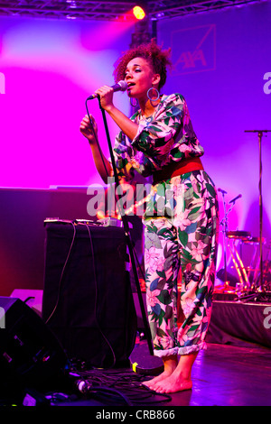 Britische Sängerin Andreya Triana singen live auf das Blue Balls Festival, Luzernersaal Konzertsaal, Kulturzentrum KKL Luzern Stockfoto