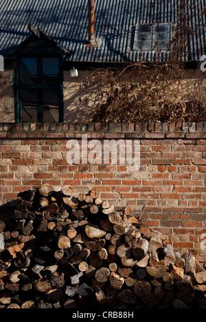 Altes Landhaus mit Haufen von Holz meldet sich im Vordergrund, Tasmanien, Australien Stockfoto