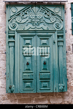 Alte reich verzierten hölzernen Fensterläden in Sibenik, Zentral Dalmatien, Adria, Kroatien, Europa, PublicGround Stockfoto