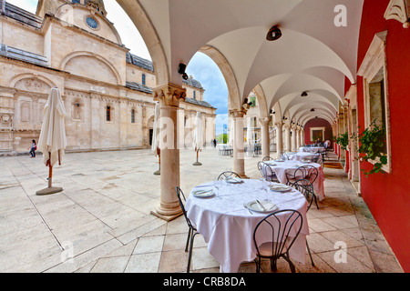 Restaurant vor der Katedrala Svetog Gjakove, Kathedrale des Hl. Jakob, UNESCO-Weltkulturerbe, Sibenik Stockfoto