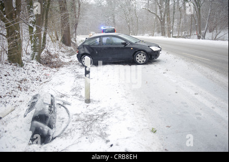 Kleines Auto nach schleudern am Hang in den Schnee auf die Mittlere Filderstrasse Straße in Richtung Plieningen, Stuttgart Stockfoto