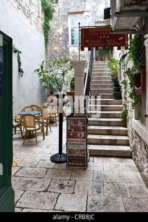 Restaurant in der historischen Stadtzentrum, Trogir, Split Region, Mitteldalmatien, Dalmatien, Adria-Küste, Kroatien, Europa Stockfoto