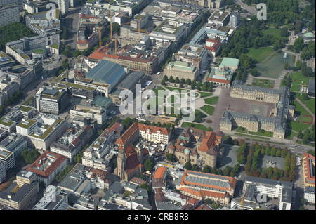 Luftaufnahme Innenstadt mit Schlossplatz Squaer, Stiftskirche, Schillerplatz Square, Altes Schloss Burg, Markthalle Stockfoto