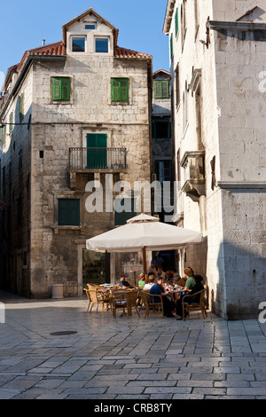 Restaurant im historischen Zentrum, Trg Brace Radic Square, Split, Mitteldalmatien, Dalmatien, Adria, Kroatien Stockfoto