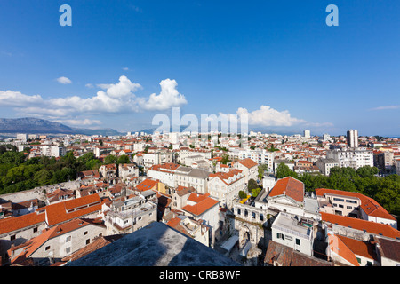 Blick über die Altstadt von Split aus der offenen Kolonnade des Campanile der Kathedrale von Split, Split, Mitteldalmatien Stockfoto