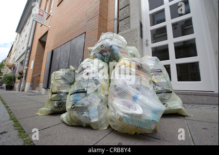 Gelbe Säcke vor der Abholung durch die Garbage Collection, Brennerstraße, Stuttgart, Baden-Württemberg, Deutschland, Europa Stockfoto