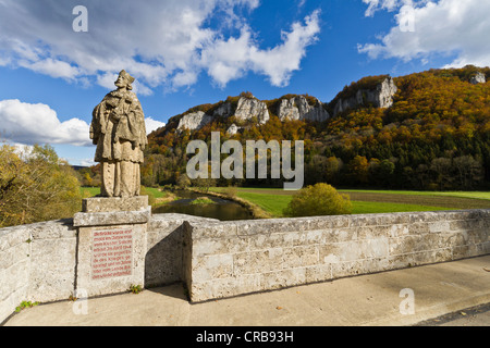 Statue des St. John Nepomuk auf der Brücke in Hausen Im Tal, Naturpark obere Donau, Landkreis Sigmaringen, Baden-Württemberg Stockfoto