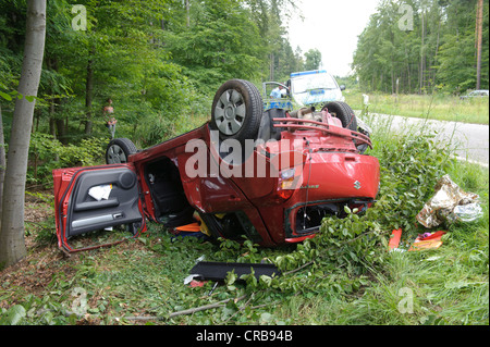 Eine beschädigte rote Suzuki Swift liegt auf dem Dach nach einem Verkehrsunfall auf der Straße K 1209, Lichtenwalde Stockfoto