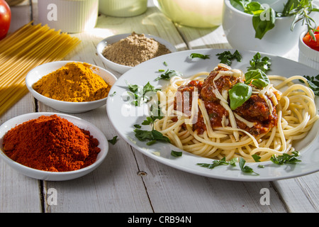 Spaghetti mit frischem Gemüse serviert Stockfoto