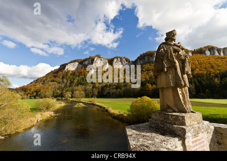 Statue des St. John Nepomuk auf der Brücke in Hausen Im Tal, Naturpark obere Donau, Landkreis Sigmaringen, Baden-Württemberg Stockfoto