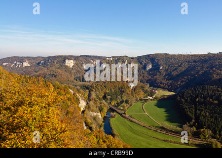 Blick vom Lookout point "Rauher Stein" in der Nähe von Irndorf mit Blick auf den oberen Donautal in Richtung Burg Wildenstein Burg Stockfoto