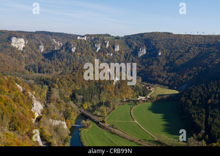 Blick vom Lookout point "Rauher Stein" in der Nähe von Irndorf mit Blick auf den oberen Donautal in Richtung Burg Wildenstein Burg Stockfoto