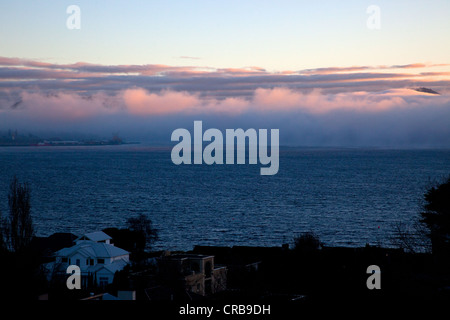 Schöne Seelandschaft mit Behausung im Vordergrund während der Dämmerung, Hobart, Tasmanien, Australien Stockfoto