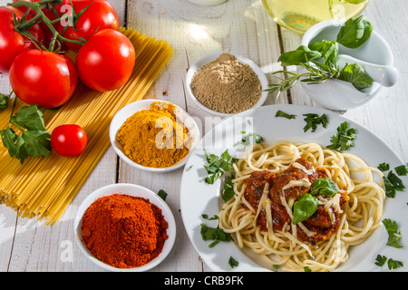 Spaghetti mit frischem Gemüse serviert Stockfoto