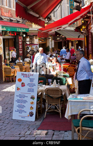 Touristen in einem Straßencafé auf die Rue d ' une Personne, Brüssel, Belgien, Benelux, Europa Stockfoto