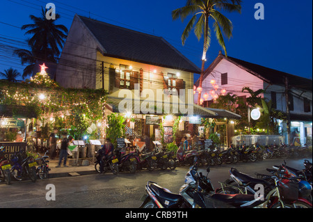 Geschäfte und Restaurants an der Hauptstraße, Sisavangvong Road, in der Nacht, Luang Prabang, Laos, Indochina, Asien Stockfoto