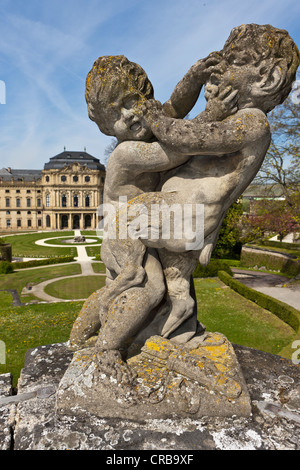 Skulptur vor Würzburg Residenz, einem Barockschloss, UNESCO-Weltkulturerbe mit Court Gardens, gebaut aus Stockfoto