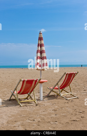 Leerer Strand mit Liegestühlen und Sonnenschirmen in der Nähe von Rodi Garganico, Gargano, Foggia, Apulien, Apulien, Süditalien, Italien, Europa Stockfoto