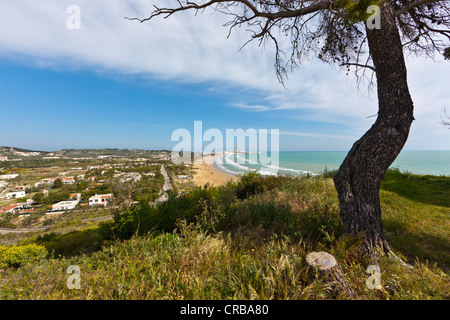 Küste in der Nähe von Vieste, Provinz Foggia, Apulien, Puglia, Gargano, Adria, Italien, Europa Stockfoto