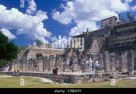 Tempel der Krieger mit dem Hof der Tausend Säulen, Maya-Ruinen von Chichen Itza, Yucatan, Mexiko, Nordamerika Stockfoto