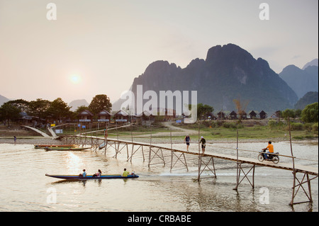 Bambus-Brücke über den Nam Song Fluss, Kanu, Karstberge, Vang Vieng, Vientiane, Laos, Indochina, Asien Stockfoto