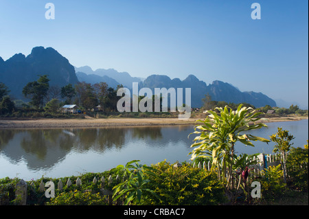 Nam Song River, Karstberge, Vang Vieng, Vientiane, Laos, Indochina, Asien Stockfoto