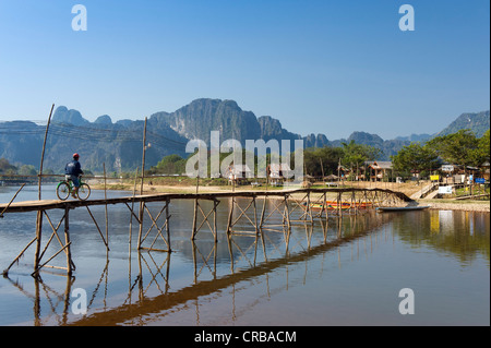 Bambus-Brücke über den Nam Song River, Karstberge, Vang Vieng, Vientiane, Laos, Indochina, Asien Stockfoto