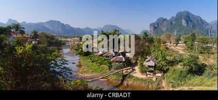 Dorf, Karstberge, Nam Song River, Vang Vieng, Vientiane, Laos, Indochina, Asien Stockfoto