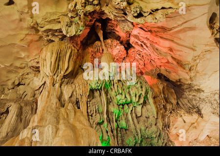 Chang-Höhle, Tropfsteinhöhle oder Kalkstein-Höhle in Karst Felsformationen, Vang Vieng, Vientiane, Laos, Indochina, Asien Stockfoto