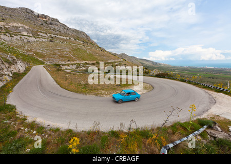 Auto auf einer kurvenreichen Landstraße in der Nähe von Manfredonia, Provinz Foggia, Apulien, Puglia, Gargano, Adria, Italien, Europa Stockfoto