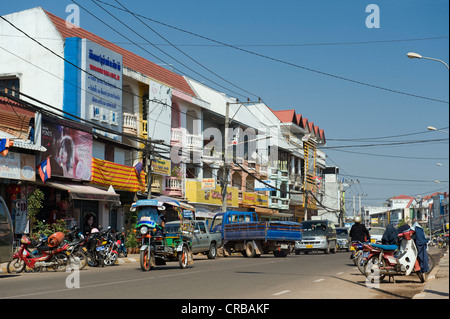 Verkehr und Geschäfte in der Dongpalan Straße, Vientiane, Laos, Indochina, Asien Stockfoto