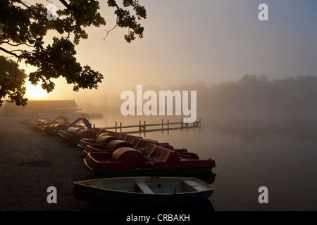 Nebel am See Staffelsee mit der Insel Woerth in der Nähe von Seehausen, Murnau, Upper Bavaria, Bavaria, Germany, Europe, PublicGround Stockfoto