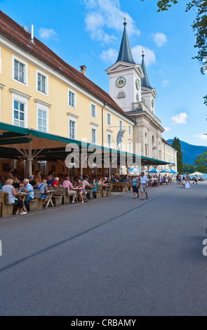 Tegernsee Abbey, Schloss Tegernsee Schloss, einem ehemaligen Benediktinerkloster, Braeustueberl Taverne, Tegernsee, Oberbayern Stockfoto