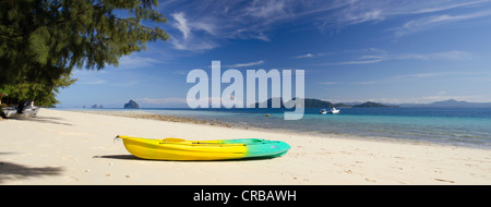 Kayak auf einem Sandstrand, Koh Kradan Island, Provinz Trang, Thailand, Südostasien, Asien Stockfoto