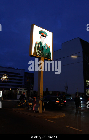 Bild eines Soldaten, Checkpoint Charlie bei Nacht, Berlin, Deutschland, Europa Stockfoto