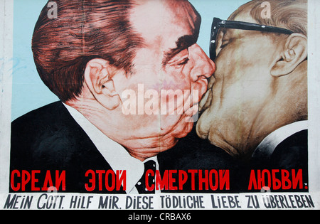 Brüderlichen Kuss zwischen Leonid Brezhnev und Erich Honecker, East Side Gallery, Berliner Mauer Kunst, Deutschland, Europa Stockfoto