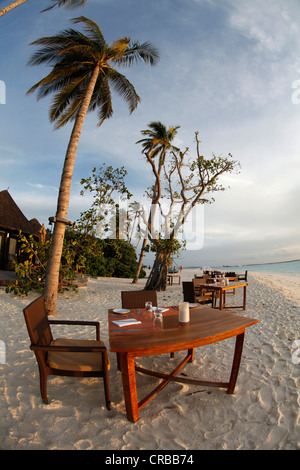 Gedeckten Tisch auf ein idealer Strand Irufushi Island, Noonu Atoll, Malediven, Indischer Ozean Stockfoto